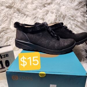 Bzees Women's Black Fur-Lined Sneakers